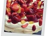 Pavlova aux fraises et ananas, coulis de framboises