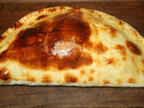 Pizza Calzone speck, scamorza fumé, pesto rosso