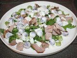 Salade de roquette, dinde, raisin et vinaigrette au yaourt de brebis