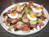 Salade vosgienne, laitue, pommes de terre, œuf, lardons, pain