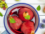 Poires pochées à l’hibiscus, cardamome et baies roses