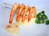 Brochette de gambas, écrassée de pommes de terre et tomate