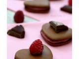 Macarons  coeur  au chocolat et framboise