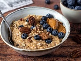 Porridge au beurre de cacahuète et myrtilles