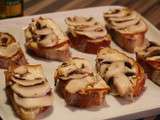 Crostinis à la scarmozza, champignons et huile de truffe