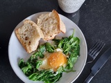 Oeufs au plat aux épinards pour un petit déjeuner salé