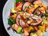 Salade bowl aux crudités et au saumon fumé