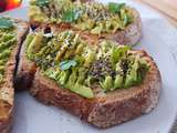 Tartines de pain de campagne avocat & graines de chia