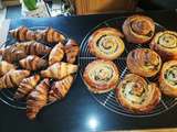 Croissants et pains roulés à la crème pâtissière et au chocolat