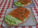 Bruschetta au saumon fumé, tomates concombre et avocat