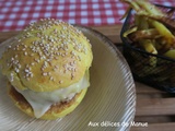 Burger à la faine de maïs et curcuma au poulet haché aux tomates séchées