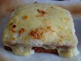 Croque monsieur gratiné à la béchamel, au bœuf et poitrine fumée