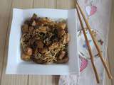 Poulet sauté à l'ail noir et pâtes chinoises aux pousses de bambou