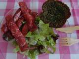 Salade aux roulades de bresaola à la ricotta, et pain au beurre aillé