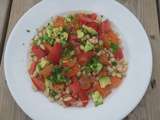 Salade d'haricots blancs à l'avocat, tomates et truite fumée