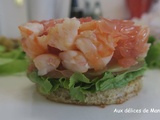 Salade de crevettes au pamplemousse et saumon fumé, sur toast grillé au beurre