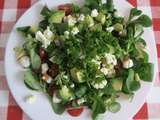 Salade de mâche à l'avocat, tomates, feta et surimi