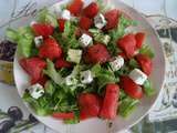 Salade de pastèque à la feta, aux tomates, avocat et fraises