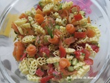 Salade de pâtes à la truite fumée, avocat, tomates, cornichons et noix