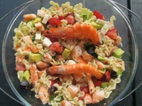 Salade de pâtes aux crevettes, avocat, tomate et feta