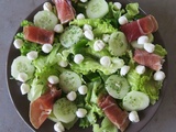 Salade verte au concombre, jambon cru et mozzarella