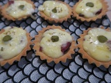 Tartelettes à la bresaola, reblochon et cornichons