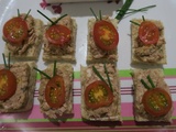 Toasts au pâté de campagne et tomates cerises