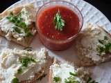 Tomates en gelée, tartines de chèvre