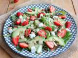 Salade de concombre, avocat, fraises et chèvre frais