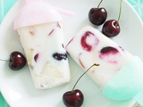 Popsicle (glace bâtonnet) au yaourt, pêche et cerises