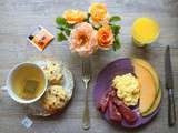 Petit déjeuner un peu anglais - scones d'habermus, oeufs brouillés, coppa et melon