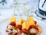 Brochettes de crevettes marinées, mangue et chorizo grillé