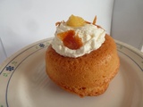 Babas au rhum chantilly ananas et zestes d'orange confits, individuels version rapide