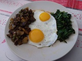 Curry d’aubergine, petits pois et pommes de terre, tombée de jeunes blettes et oeuf au plat