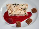 Nougat glacé, coulis de Framboises et cubes de Pain d'épices