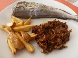 Petit merlu aux herbes garniture de chou à la tomate et frites légères