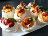 Petite pavlova aux fraises et aux abricots