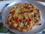 Pizza aux trois fromages et tomates cerise