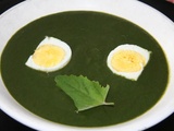 Soupe de chénopodes (épinards sauvages) à l'oignon, au curcuma et au paprika