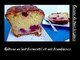 Gâteau au lait fermenté et aux framboises