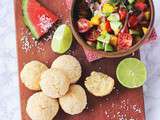 Pao de Queijo, ou pain brésilien au fromage, et salsa de mangue et avocat