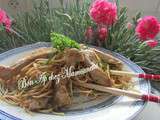 Filet de poulet en aiguillettes au massalé et pâtes chinoises