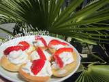 Mignardises pâte Mamounette sablée sucrée aux fraises et chantilly siphonnée maison