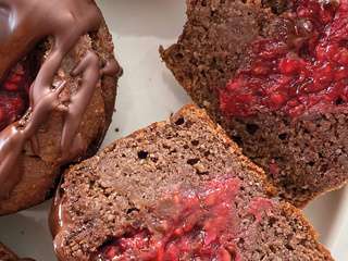 Muffins au chocolat protéinés fourrés à la framboise