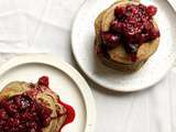 Pancakes au thé matcha avec framboises compotées