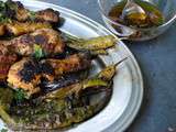 Pilons de poulet et piments à la plancha, sauce vinaigrette aux herbes