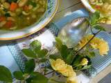 Soupe de haricots et de pâtes au pesto d’herbes