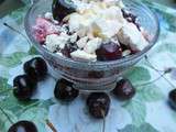 Trifle aux cerises épicées et biscuits roses de Reims