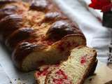 Brioche tressée aux pralines roses