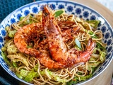 Nouilles chinoises sautées au chou et gambas à l’ail